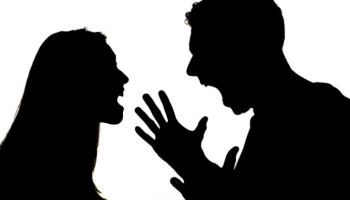 부부싸움 말리던 아들 흉기 휘둘러...父사망 母 중태
