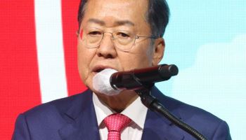 "李정부, 1년간 내 뒷조사"…홍준표 "집사람 전화기도 털어"