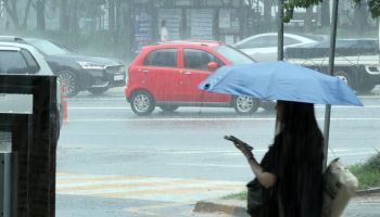 전국 대부분 폭염특보…수도권 낮 한때 비[오늘날씨]