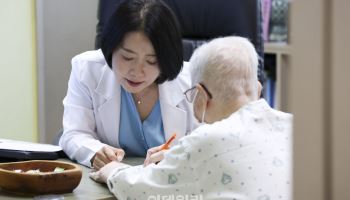 "가족 이름 한 명씩 말해보세요"…주치의가 치매환자 주기적 관리