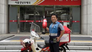 불붙은 화물차 본 집배원, 소화기 들고 달려가 운전자 구했다