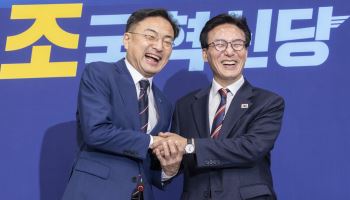 金과 웃으며 사진 찍었는데... 조국당, 맞대결 예고부터 유감 표명까지