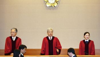 헌재 "국내서 태어난 외국인 출생신고 제도無…위헌"
