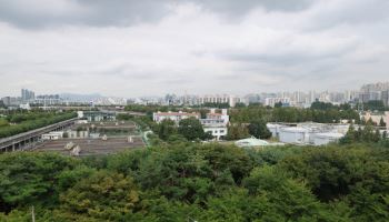 與 "주택공급 골든타임 놓치면 안돼…모든 부지 살필 것"