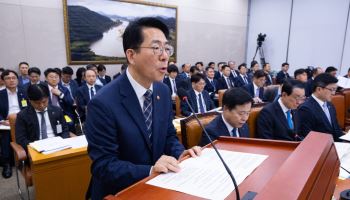 "해경청장 공석, 제청 안한 장관 탄핵 사유"…국회 농해수위서 질타