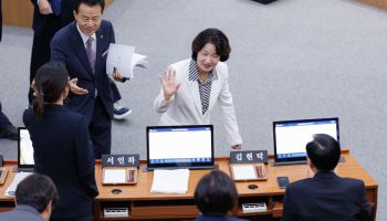 "존경하는 의원님"..소통 부재? 형식 깬 추미애의 '경청'
