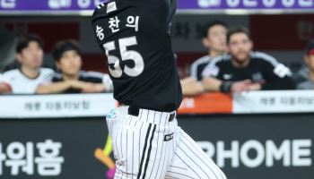 송찬의 3점포-임찬규 1실점...LG, '빗속 잠실  라이벌전' 웃었다