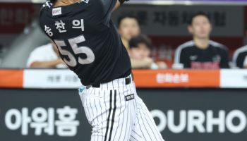 “희생플라이인 줄 알았는데…” 송찬의, 야구인생 첫 밀어치기 홈런