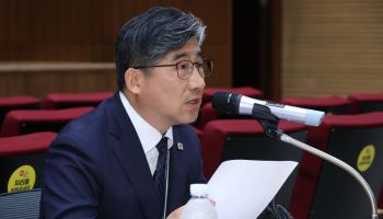 나랏빚 줄이는게 먼저?…靑 “세수 늘었다고 국채 다 갚으면 악순환” 반박