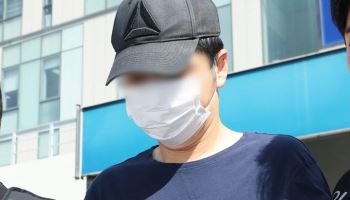 "딸 보는데 아무 생각 없었나"...모습 드러낸 아내 살해 공무원