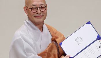 진우 스님, 13년 만에 조계종 총무원장 연임…45표 차로 경우 스님 제쳐