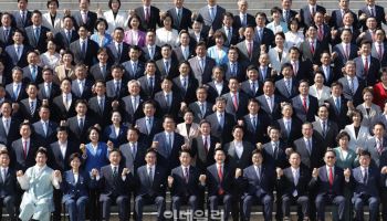 '대치 아닌 협치' 여야, 손잡고 활짝 웃는다 [오늘의 여의도]