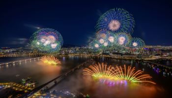 130억 투입한 한화 서울세계불꽃축제, 100만명 인파 몰렸다