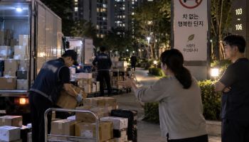 “사람 없는 밤에도 안돼?”…‘차 없는 아파트’ 택배차 논란 여전