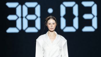 블랙과 화이트로 그린 ‘전진’…모델 나영희, 서울패션위크 런웨이
