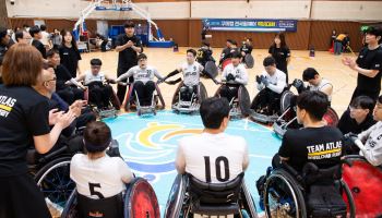 휠체어 럭비 코트 지키는 예비 물리치료사들…제주 원정 동행
