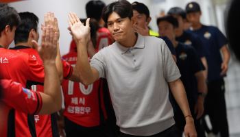 강원FC, 정경호 감독과 1년 재계약… 고향팀과 동행 이어간다
