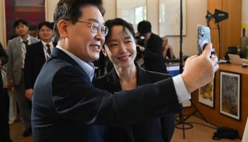 "아내가 찍어오라고"...李대통령, 전도연·설경구와 '찰칵'