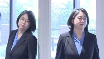 "…" 용혜인, 기자들 질문에도 노룩출근…옆에선 "택일하라" 시위
