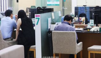 부동산 몸집 줄이는 은행들…매수자 찾기에 진땀