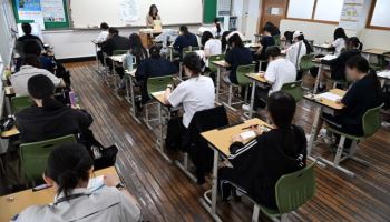 한국 학생들, 숏폼 중독에 읽기 실력 뒷걸음...'수포자'도 증가