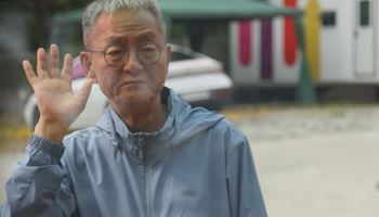 “안녕, 또 봐” 말대로…피터팬 아빠, 아들 보이는 나무 아래에