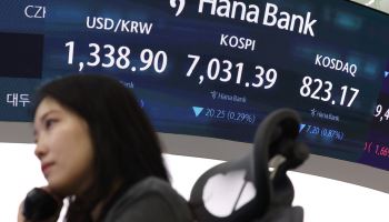 유가·금리·증시 ‘삼중 악재’에도…환율 1330원대 지속