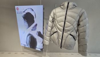 “생수 한 병보다 가볍네” 320g 패딩…헬리녹스 웨어, 도산 찍고 中으로[르포]