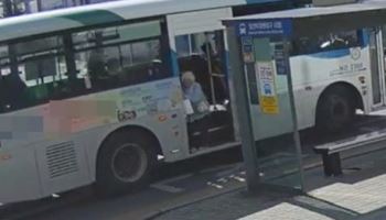 문 열린 채 출발한 시내버스…하차하던 80대 추락