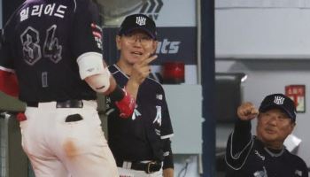 이강철 감독, 개인 600승 달성...KT, 롯데 대파하고 선두 탈환
