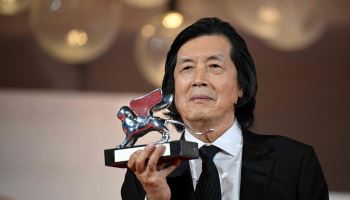 이창동 '가능한 사랑', 베니스 심사위원대상…"영화에 생명 준 배우들 감사"