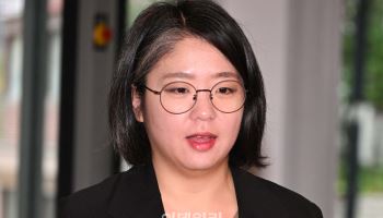 빠르면 빠를수록 좋다…고위당정, ‘용혜인 지명철회’ 논의 
