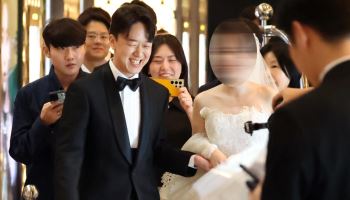 "저 결혼해요" 농심 3세 신상열, 신부 바라보며 연신 미소