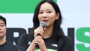쌍둥이 유모차 밀고, 완주 메달과 찰칵…가을비 뚫은 1.2만 러너 열정