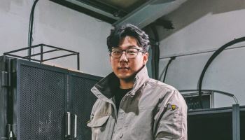 “문득 발견한 밤의 신비, 유리에 담았죠”