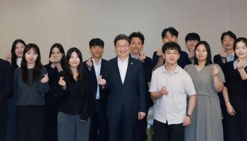 이억원 금융위원장, 취임 1주년 맞아 새내기 직원들 만나…왜?