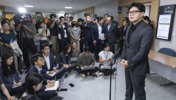 '단기필마' 한동훈, 청문회장 밖 끝장검증…김민석엔 "누칼협?"