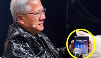 젠슨 황 손에 들린 폴더블폰, 애플 or 삼성? 뜻밖의 발신인