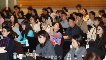 민음사 강연엔 입석·듣고 찍고 메모…300여명 찾은 'EMIS'