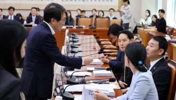 성폭력처벌법 개정안 두고 與끼리 충돌... 법사소위 파행
