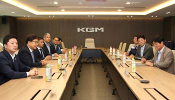KGM, 파라과이에 '무쏘 EV' 공급…현지 사절단 평택 공장 방문