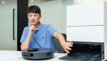 "바닥 대신 걸레에 100℃ 스팀"…LG 로청, ‘걸레 스팀’ 승부수
