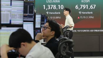 美 추가 금리인상 예고…환율 1380원 턱밑 상승