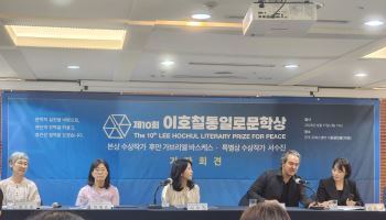 후안 가브리엘 바스케스 작가 “소설을 쓰고 읽는 것, 세계의 축소에 저항하는 일”