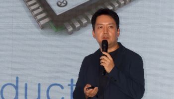 "AI 지능 끝없이 진화… 뒷받침할 반도체 개발해야"