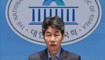 친문 윤건영 "李대통령 기자회견, 적잖이 마음이 놓인다"