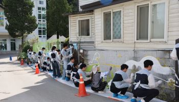 월급 자투리 모아 아이들 공간 새단장…우리은행 노조 벽화 봉사