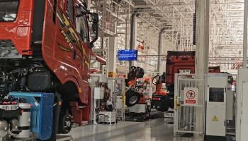 트럭 옮기고 車부품 조립하는 로봇…AI 실증무대로 변신한 車공장