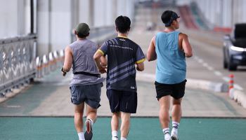 “뛰기 좋은 계절 왔다” 러닝웨어 불티…유통가 ‘가을 대목’ 잡는다