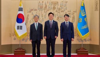 李대통령, 김성수 대법관 임명장 수여…조희대 대법원장과 차담